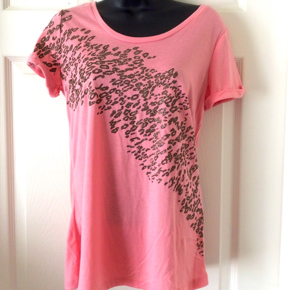 🐆🐆 Pink shirt with leopard print in front 🐆🐆